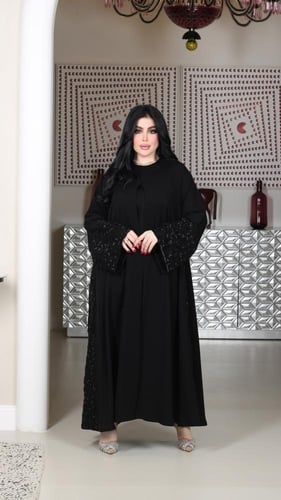 عباية مزينه بشك خرز على الاكمام والجوانب