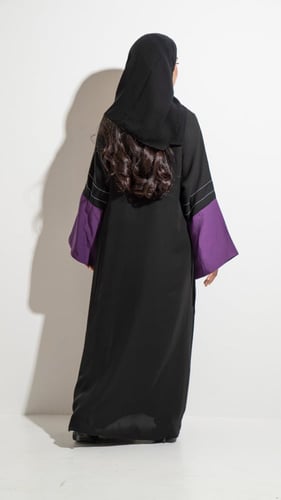 عباية بقصة صدر بنفسجي وخطوط بيضاء