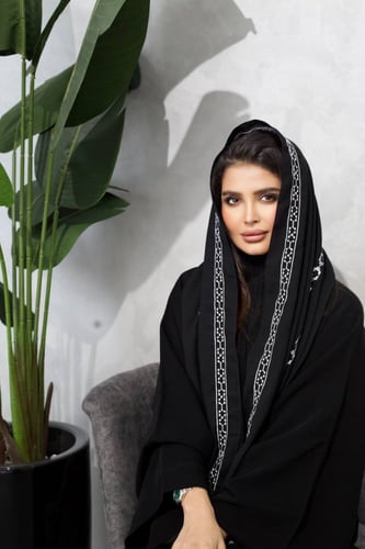 طرحة بتطريز ابيض