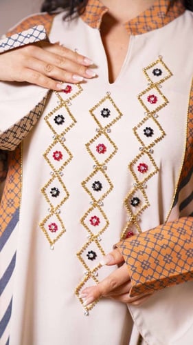 جلابية بتطريز ملون