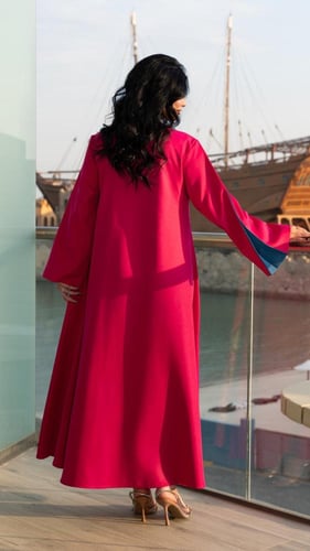 جلابية بلون وردي مع ازرق