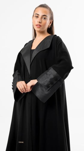عباية سوداء بقصة اكمام مميزة