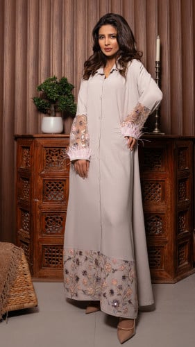 جلابية باكمام مطرزة ومزينه بالريش