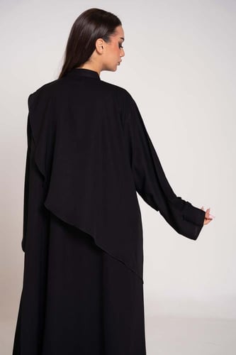 عباية مقفلة بقطعة على الصدر