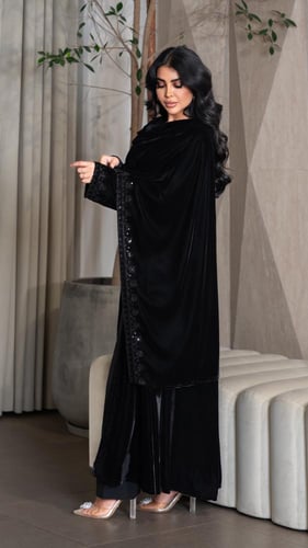 عباية مخمل بشال مطرز بكرستال