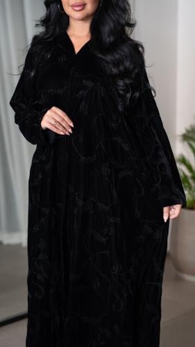 عباية مخمل مطرزة بالكامل