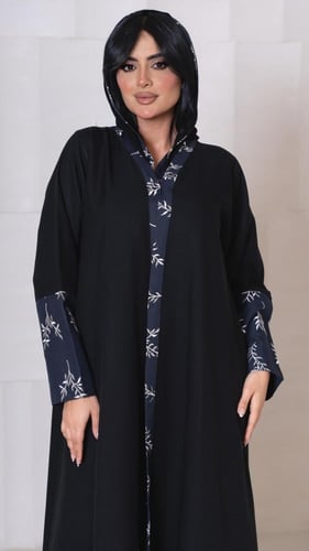 عباية باكمام مطرزة بكحلي وابيض