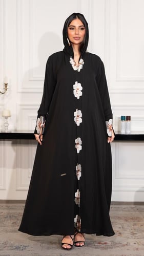 عباية بتطريز ورد من الامام وعلى الاكمام