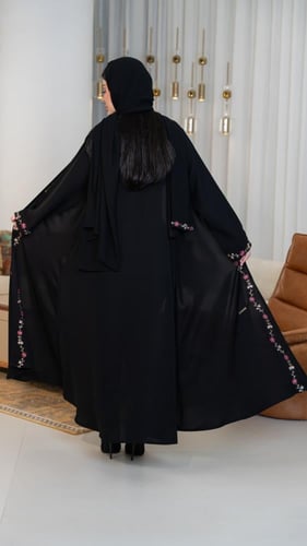 عباية مطرزة بورد ملون