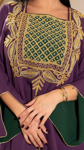 جلابية بلون بنفسجي مبطنة بزيتي