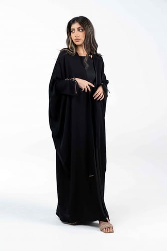 عباية سوداء بربطة اكمام بيج