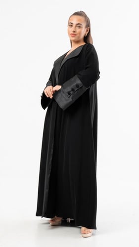 عباية سوداء بقصة اكمام مميزة