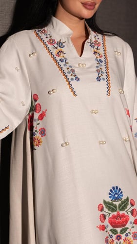 جلابية مطرزة بالورد مع حبات لولو