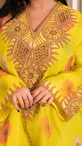 جلابية بلون اصفر بنقوش ورد