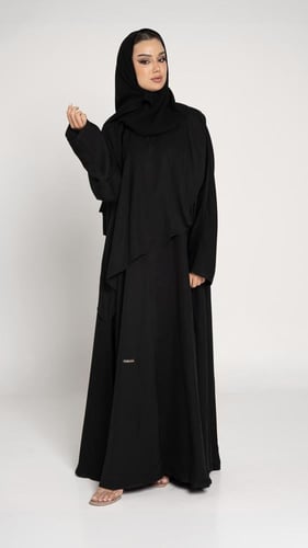 عباية مقفلة بقطعة على الصدر