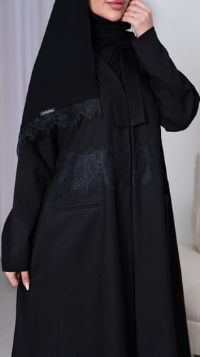 عباية بجيوب ودانتيل ناعم