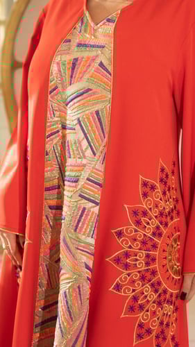 جلابية بلون برتقالي مطرزة مع شك