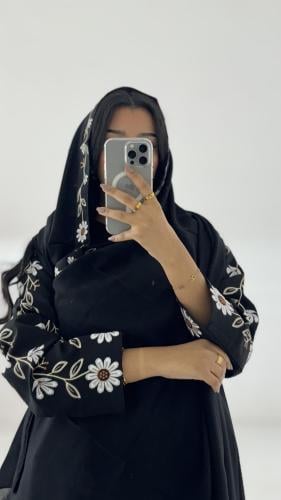 عباية باكمام مطرزة بورود