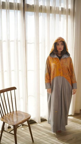 فروة شتوية بقبعة بلون رمادي