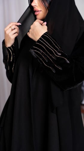 عباية مخمل باكمام مطرزة