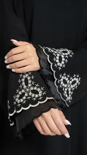 عباية مقفلة بتطريز ورد ابيض