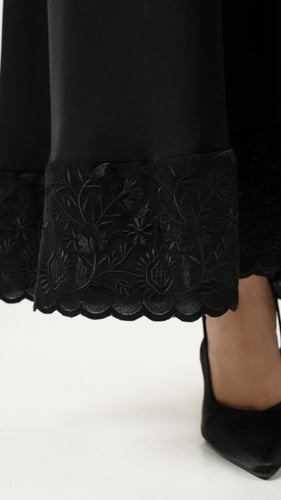 عباية كلوش بتطريز اسود