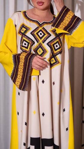 جلابية بلون اصفر وبيج بشك كريستال