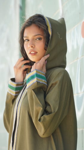عبايه زيتي بقبعة سدو