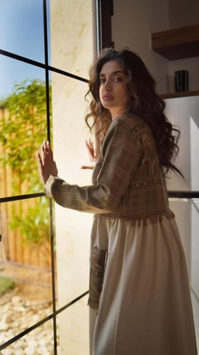 جلابية شتوية بلون بني وبيج بجيوب