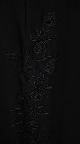 عباية سادة بصفطات من الخلف وبتطريز