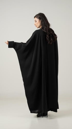 عباية بقصة واسعة وأزرة قماش