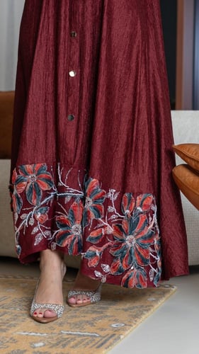 جلابية عنابي بتطريز من الاسفل