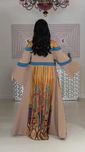 جلابية بيج ببروش على الصدر