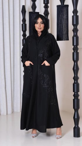عباية بليزر بتطريز اسود