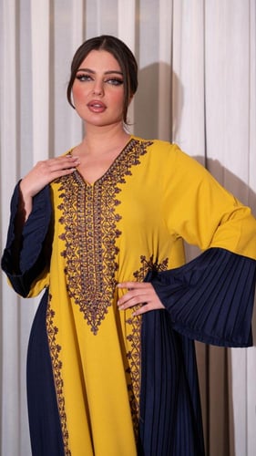 جلابية مطرزة بلون اصفر وكحلي
