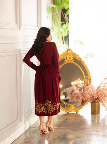 فستان عنابي مطرز بأكمام