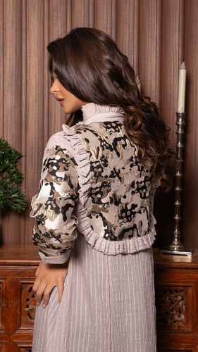 جلابية بتطريز على الاكتاف والاكمام