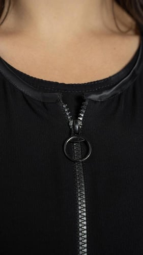 عباية بسحاب اسود وكم مزموم