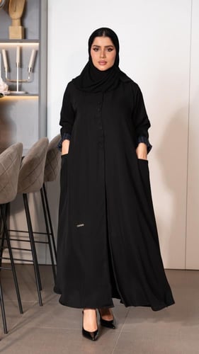 عباية بقميص مقلم واكمام مثنية