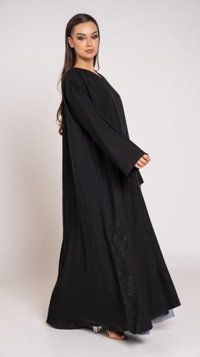 عباية سادة بصفطات من الخلف وبتطريز