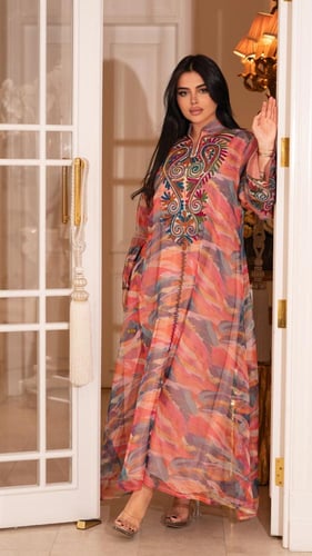 جلابية ملونة بتطريز على الصدر