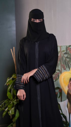 عباية سوداء باكمام مطرزة بأبيض
