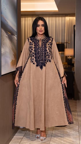 جلابية شتوية بلون بيج مطرزة بكحلي