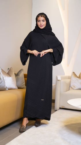 عباية بتكسيرات ناعمه