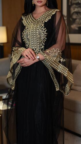 مسرح نجدي مع فستان داخلي