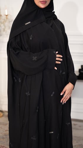 عباية بشت مطرزة بأسود