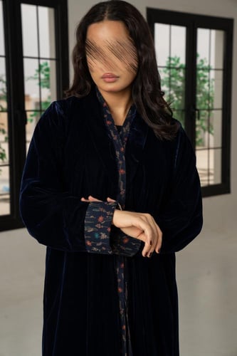 عباية مخمل بتبطينة ورد