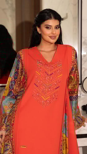 جلابية بلون برتقالي مطرزة بخيوط حرير