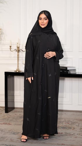 عباية بشت مطرزة بأسود