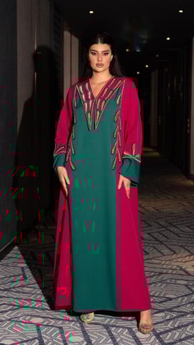 جلابية بياقة كبيرة مطرزة